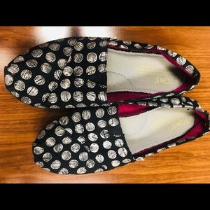 Tom’s shoes, size 7.5